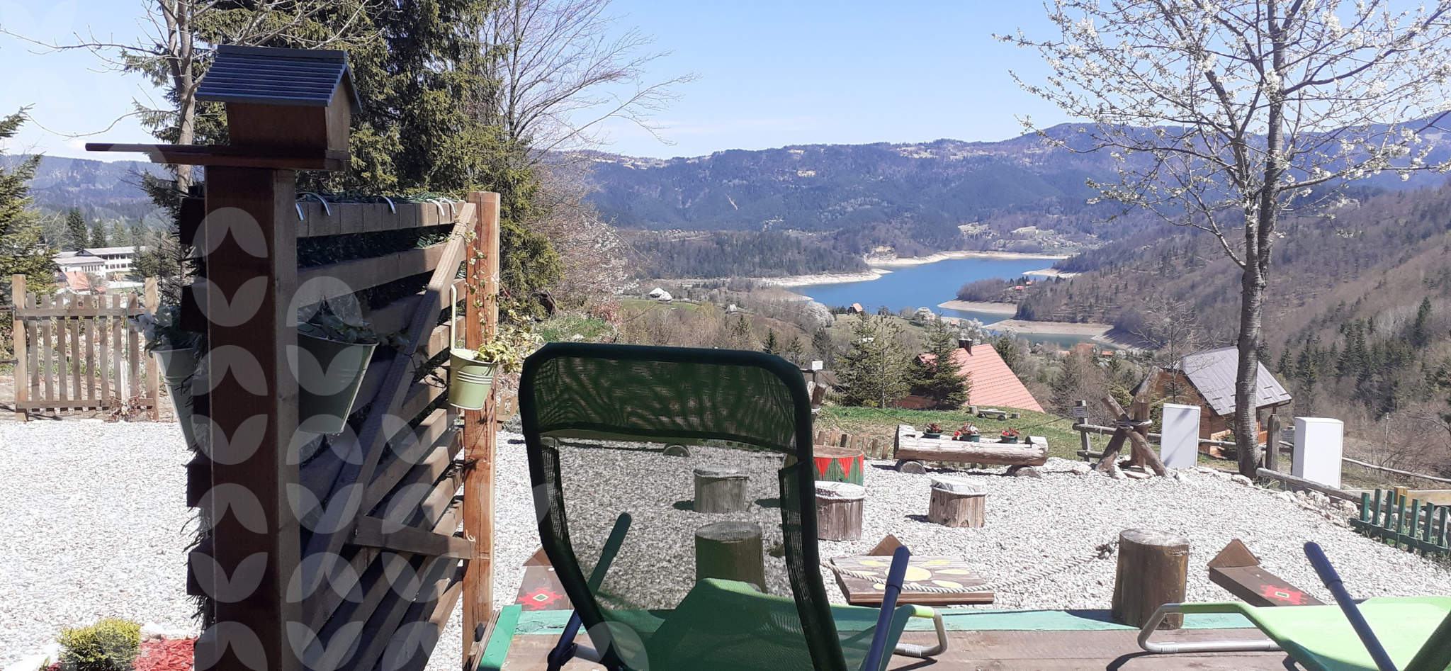 Tara – Zaovinsko jezero – Dve kuće na placu od 7 ari